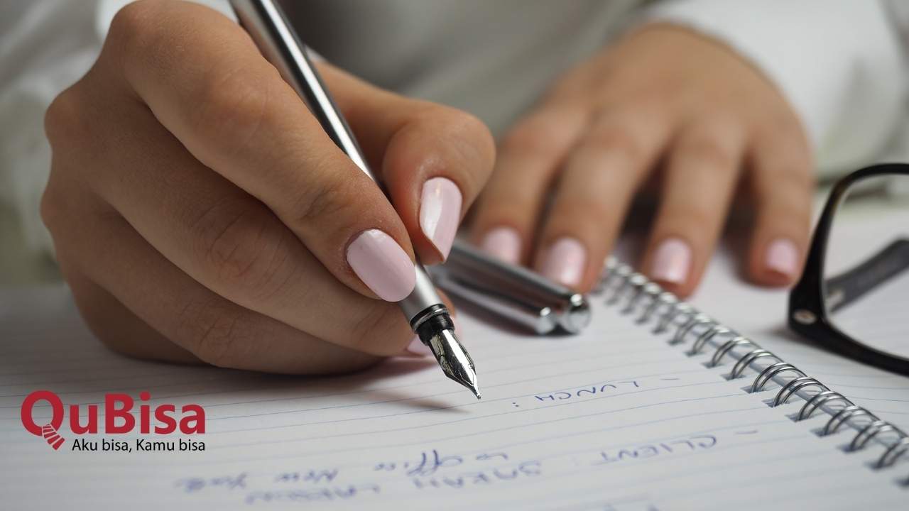 cara cepat belajar hal baru dengan menuliskan materi belajarnya menggunakan tulisan tangan manual